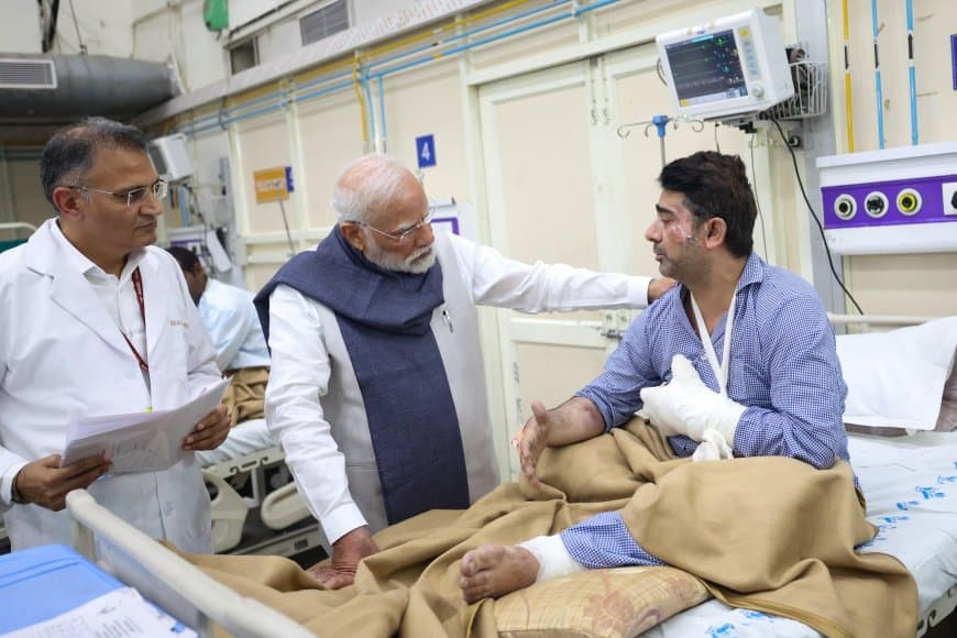 दिल्ली ब्लास्ट: भूटान से लौटते ही LNJP अस्पताल पहुंचे PM मोदी, घायलों से मिलकर दिया 'कड़ा संदेश'