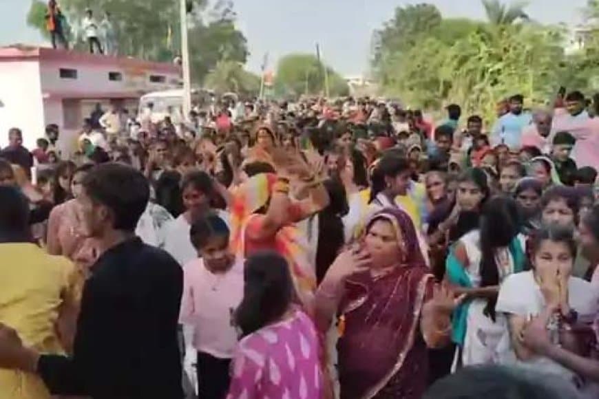 दिन में निकली शोभायात्रा निकली, शहनाज अख्तर की भजन संध्या