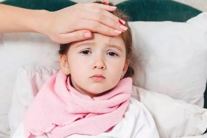 सर्दियों में बच्चों को बीमारियों से रखना है दूर तो भूलकर भी न करें ये गलतियां