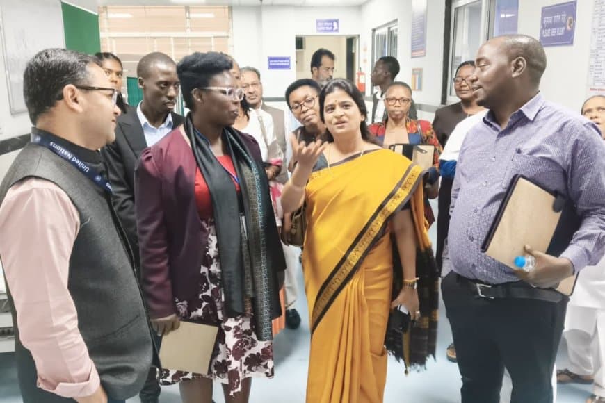 रवांडा अफ्रीका से आए प्रतिनिधियों ने शासकीय कैलाशनाथ काटजू चिकित्सालय का किया भ्रमण