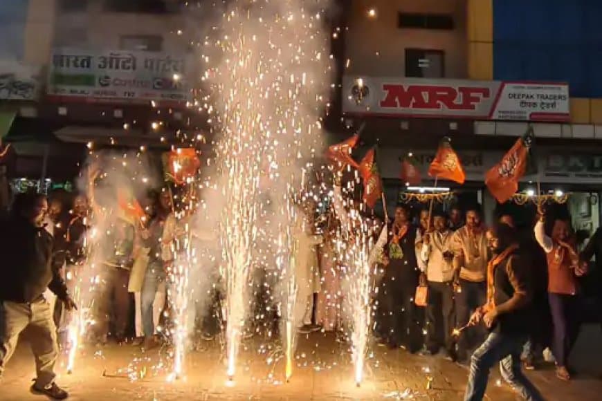 बीजेपी ने ढोल-नगाड़ों के साथ पटाखे की आतिशबाजी