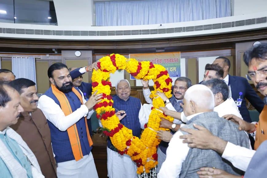 बिहार: नीतीश कुमार ने सौंपा इस्तीफा, NDA नेता चुने जाने के बाद कल लेंगे CM पद की शपथ