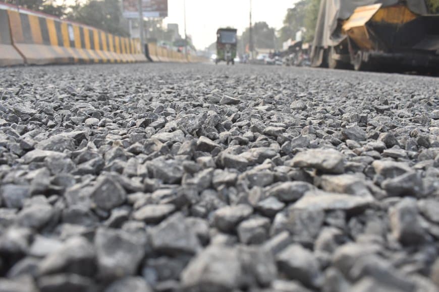 स्मार्ट सिटी प्रोजेक्ट में भ्रष्टाचार की गारंटी? स्टेशन रोड से लेकर वार्डों तक डामर की सड़कों में उखड़ती गुणवत्ता ने खोली नगर निगम की कार्यप्रणाली की पोल