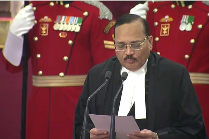 53वें सीजेआई... जस्टिस सूर्यकांत ने ली शपथ... फिर माता-पिता का आशीर्वाद