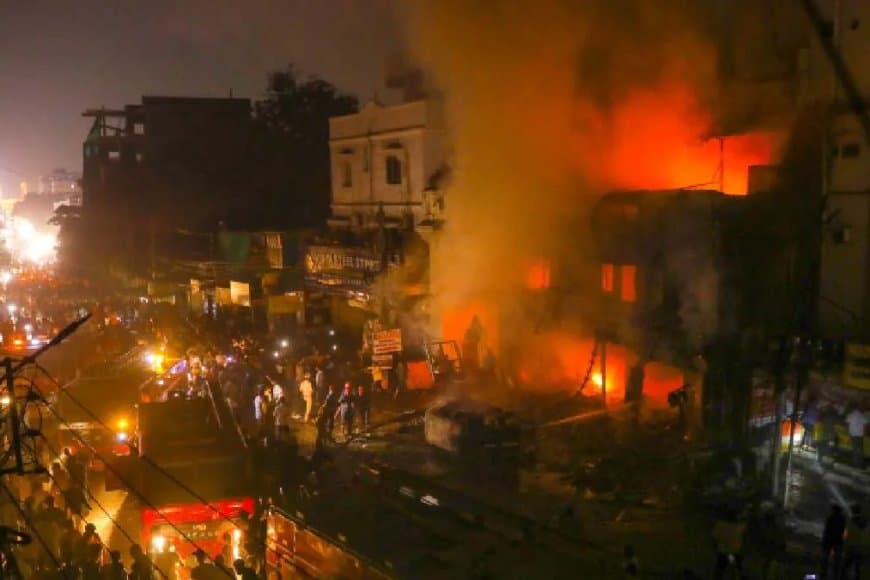 हैदराबाद... शोरूम में लगी आग... भीषण धमाका... एक की मौत