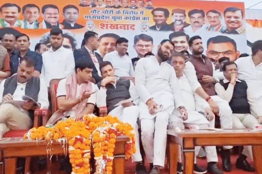 लोकतंत्र बचाने की शपथ: MP यूथ कांग्रेस ने बैरिकेड्स तोड़ने का किया प्रयास, कई कार्यकर्ता गिरफ्तार