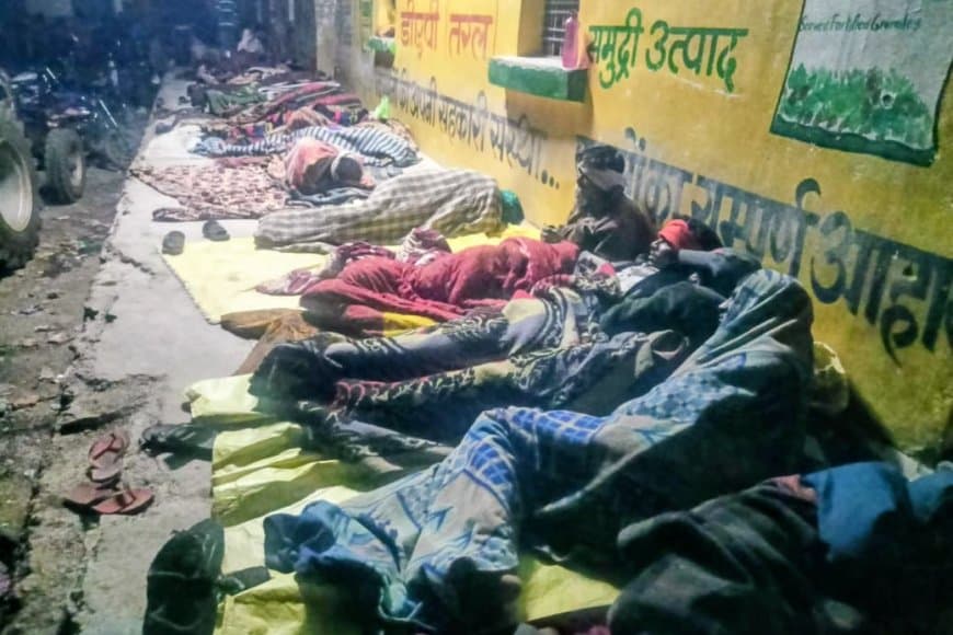 MP: गुना में खाद के लिए लाइन में लगी आदिवासी महिला की मौत, किल्लत पर भड़के विधायक