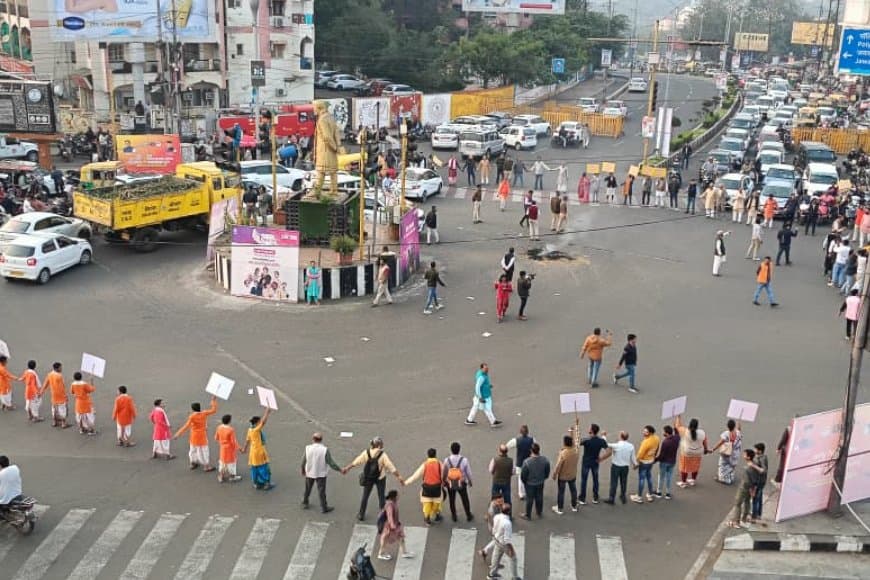 गुस्से में ब्राह्मण... IAS वर्मा का पुतला फूंका, बर्खास्तगी तक आंदोलन की चेतावनी 