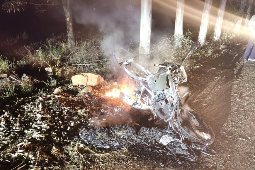 डिंडोरी ... पिकअप से टक्कर के बाद जली बाइक... दो भाइयों की मौत