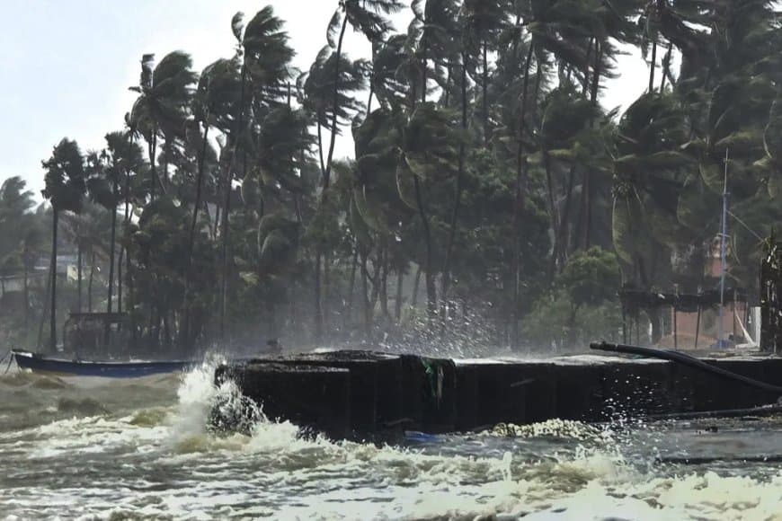 चक्रवाती तूफान दित्वा: 4 राज्यों पर हाई अलर्ट, तमिलनाडु में स्कूल बंद और उड़ानें रद्द | Cyclone Ditwah Live