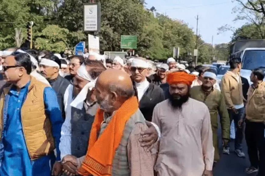 IAS संतोष वर्मा के बयान पर बवाल: ब्राह्मण समाज ने कफन बांधकर भोपाल में किया प्रदर्शन | बर्खास्तगी की मांग