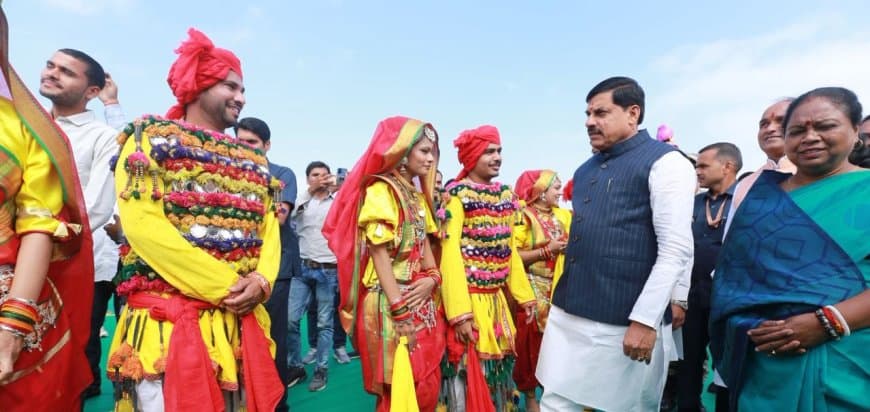 मुख्यमंत्री डॉ. मोहन यादव का प्रदेश के विभिन्न अंचलों से आए कलाकारों ने अपनी परंपरा अनुसार अभिवादन किया।