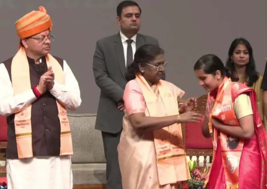 हरिद्वार स्थित पतंजलि विश्वविद्यालय दीक्षा समारोह में शामिल हुईं राष्ट्रपति।