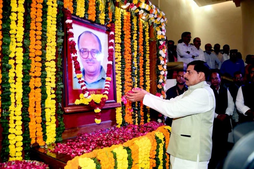 जयंती... मुख्यमंत्री ने पूर्व सीएम अर्जुन सिंह को अर्पित की पुष्पांजलि