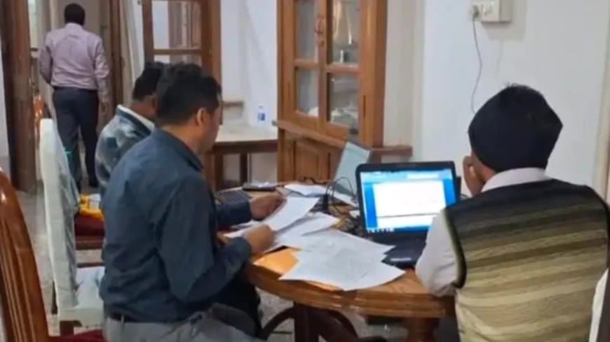 सीधी: जमीन रिपोर्ट के लिए ₹2000 की रिश्वत लेते चुरहट का पटवारी शिव प्रताप सिंह गिरफ्तार, लोकायुक्त टीम की कार्रवाई