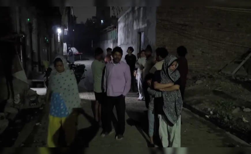 ग्रामीणों में दहशत फैल गई और कई लोग अपने घरों से बाहर निकल आए।