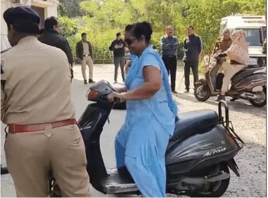 इंदौर पुलिस का 'ज़ीरो टॉलरेंस', ड्यूटी पर बिना हेलमेट आए जवानों के भी कटे चालान