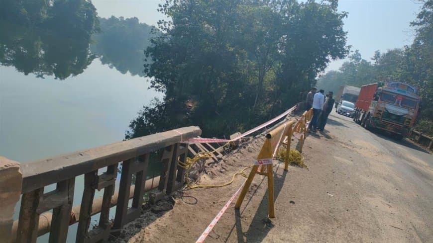 जबलपुर से चावल लेकर जा रहा ट्रक नाले में गिरा।