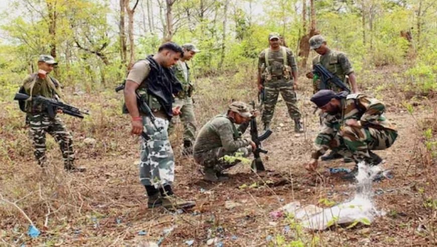 तीन ईनामी नक्सली मारे गए।  साथ ही मौके से हथियार बरामद किए गए हैं।