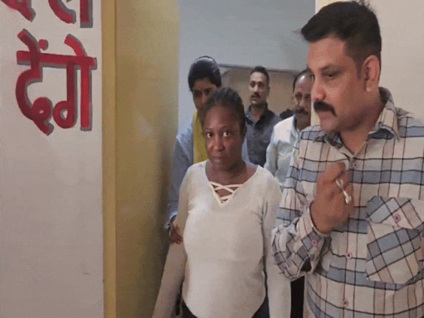 अफ्रीकी महिला को 31.85 ग्राम कोकीन के साथ पकड़ा है।