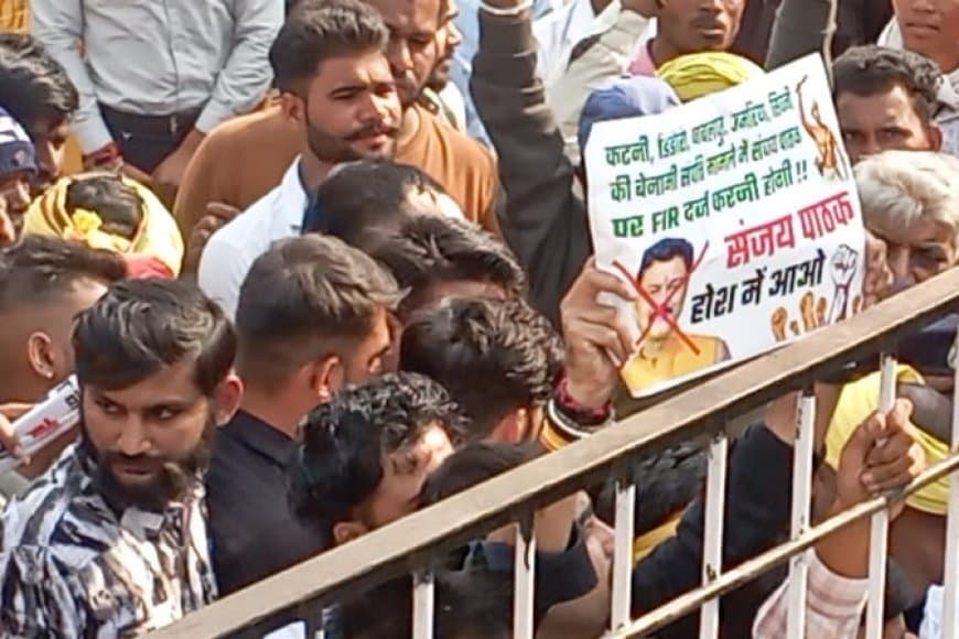 कलेक्टर कार्यालय पर प्रदर्शन करते कांग्रेसी.