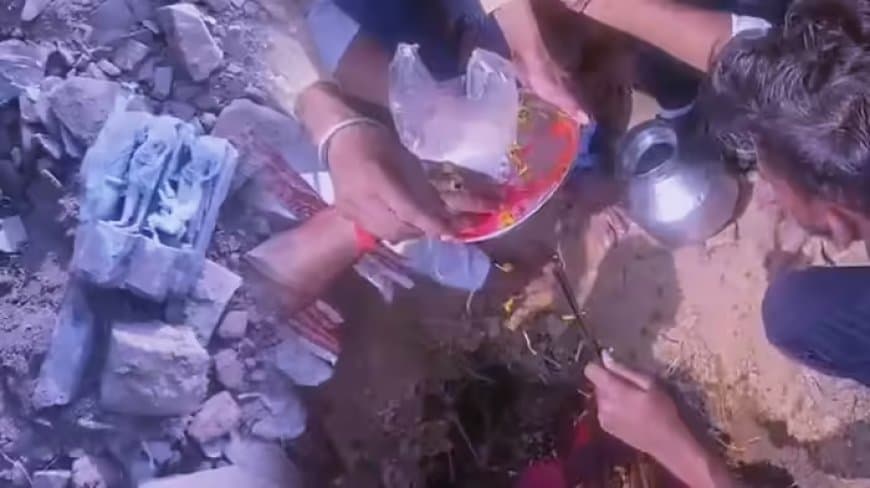 सागर: मस्जिद की खुदाई में मिली भगवान राम की मूर्तियां, मंदिर बनाने की मांग पर पापेड़ गांव में तनाव सागर: मस्जिद की खुदाई में मिली भगवान राम की मूर्तियां, मंदिर बनाने की मांग पर पापेड़ गांव में तनाव