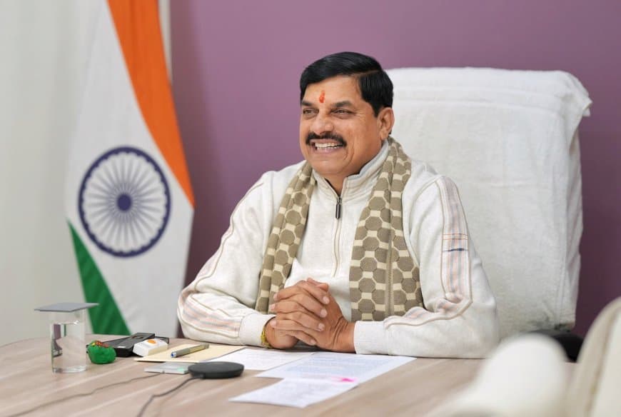 मुख्यमंत्री ने समत्व भवन से कलेक्टर और पुलिस अधिकारियों से चर्चा की।