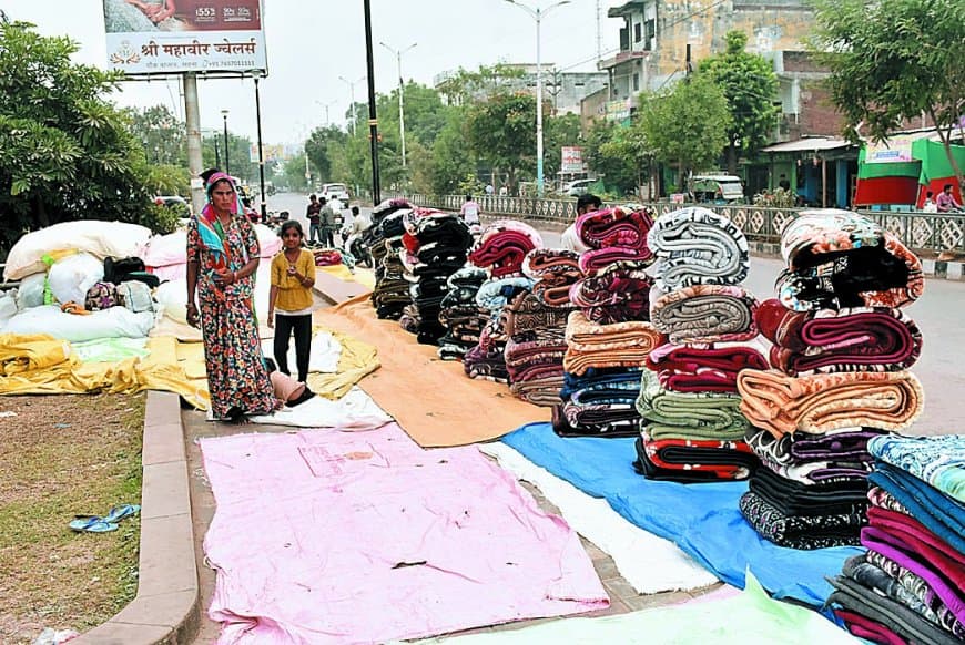 सतना में 500 रुपए दो और जहां मन हो वहीं दुकान सजाओ: नगर निगम कर्मचारियों पर फुटपाथ–सड़क बेचने के गंभीर आरोप, बाजार बैठकी की रसीदों से खुली पोल