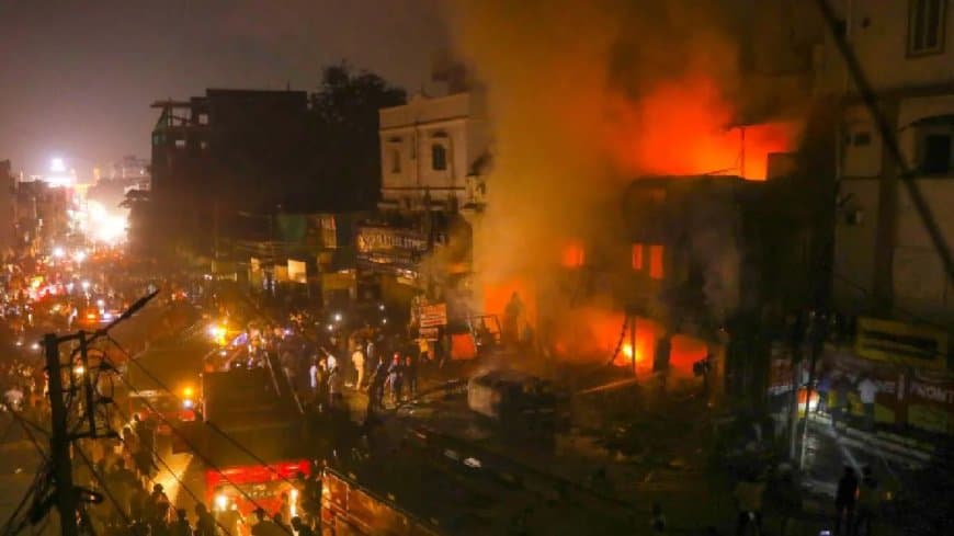 हैदराबाद... शोरूम में लगी आग... भीषण धमाका... एक की मौत