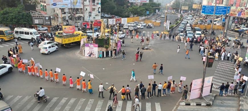 गुस्से में ब्राह्मण... IAS वर्मा का पुतला फूंका, बर्खास्तगी तक आंदोलन की चेतावनी 