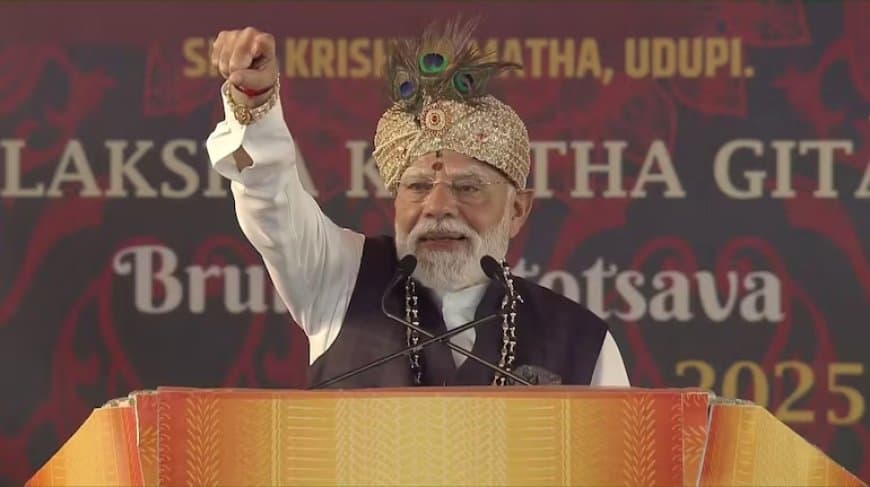 प्रधानमंत्री नरेंद्र मोदी शुक्रवार को कर्नाटक के उडुपी में ऐतिहासिक श्रीकृष्ण मठ पहुंचे।