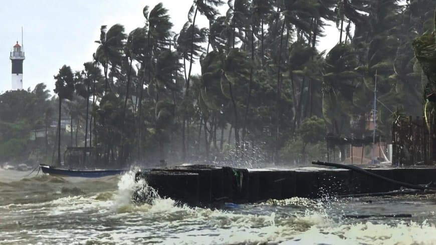 चक्रवाती तूफान दित्वा: 4 राज्यों पर हाई अलर्ट, तमिलनाडु में स्कूल बंद और उड़ानें रद्द | Cyclone Ditwah Live