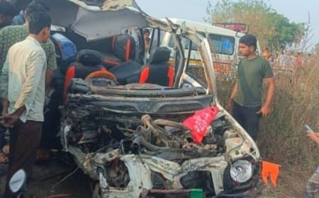 महाराष्ट्र... सोलापुर में कार और ट्रक की टक्कर... पांच लोगों की मौत