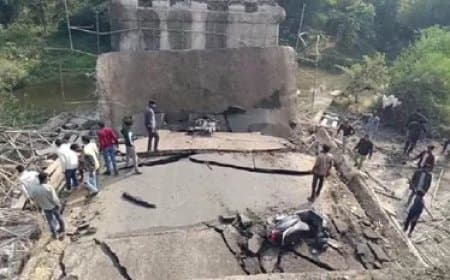 रायसेन... 80 से 90 के दशक का पुल भरभराकर गिरा, चार घायल