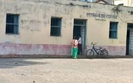 दो-दो कक्षाओं को एक साथ पढ़ाने की मजबूरी