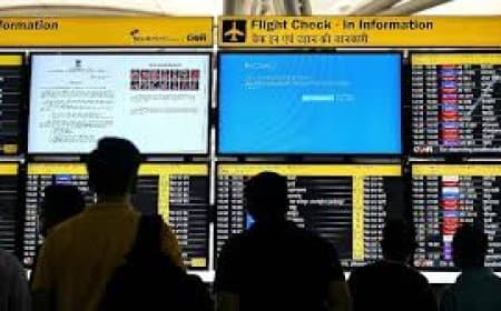 एयरपोर्ट चेक-इन सिस्टम फेल: 42 फ्लाइट कैंसिल, दिल्ली-हैदराबाद-बेंगलुरु में यात्री परेशान