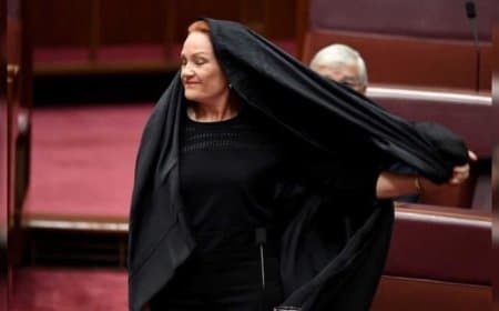 बुर्का विरोध, महंगाई और अप्रवासन: ऑस्ट्रेलिया में पॉलिन हैनसन की वन नेशन पार्टी की लोकप्रियता क्यों बढ़ी?