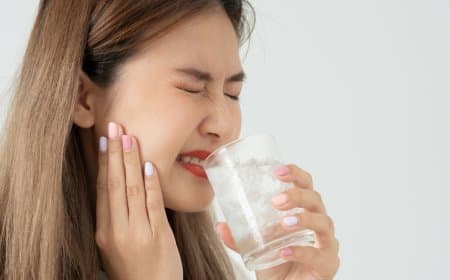 ठंडा पानी पीने और मीठा खाने पर दांतों में होती है झनझनाहट तो हो जाएं सावधान, नहीं तो हो सकती है बड़ी समस्या 