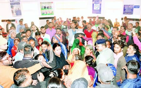 गायनी विभाग की लापरवाही से प्रसूता और नवजात की मौत: वेंटिलेटर पर दिखावा, इंजेक्शन की खानापूर्ति और फिर ‘नो मोर’—परिजन एफआईआर पर अड़े, अस्पताल में घंटों हंगामा