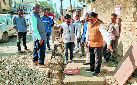 महापौर का सख्त एक्शन: वार्ड-5 में दो स्थानों पर घटिया निर्माण पकड़ाया, नाली तोड़कर दोबारा बनाने के निर्देश; ठेकेदार का भुगतान रोका, ब्लैकलिस्ट करने की चेतावनी