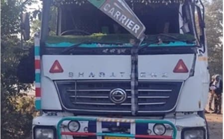 मंडला... पिकअप को मारी टक्कर... पलटा ट्रक... तीन की मौत  