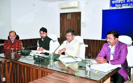 सतना में सीएम हेल्पलाइन की लंबित शिकायतों पर कलेक्टर सख्त: अधिकारियों को चेतावनी-शिकायतें ज्यादा तो कटेगा सात दिनों का वेतन, बेहतर प्रदर्शन करने वालों को 26 जनवरी को मिलेगा सम्मान