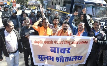  भोपाल में 'बाबरी मस्जिद' की नींव का विरोध: हिंदू संगठनों का प्रदर्शन, पुलिस ने जब्त किए विवादास्पद पोस्टर