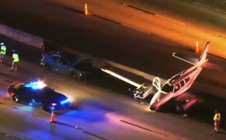 अमेरिका... हाइवे पर क्रैश लैंडिंग के दौरान कार से टकराया विमान