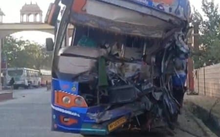 राजस्थान... सीकर में ट्रक से भिड़ी बस, तीन श्रद्धालुओं की मौत