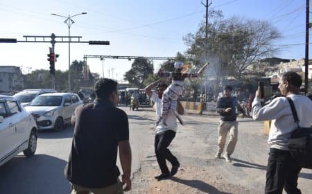 गांजा तस्करी के आरोप में भाई–बहनोई की गिरफ्तारी से गरमाई सियासत: युवक कांग्रेस का पुतला दहन, कांग्रेस ने राज्यमंत्री प्रतिमा बागरी के इस्तीफे और बर्खास्तगी की उठाई जोरदार मांग