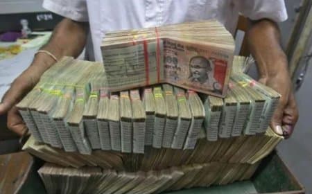दिल्ली में हड़कंप... आठ साल बाद मिले तीन करोड़ के पुराने नोट  