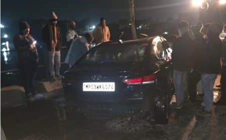 खंडवा... आधी रात हाइवा ने मारी टक्कर... नर्मदा में गिरी कार, तीन घायल