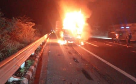 राजस्थान...दिल्ली-मुंबई एक्सप्रेसवे पर हादसा, तीन लोग जिंदा जले