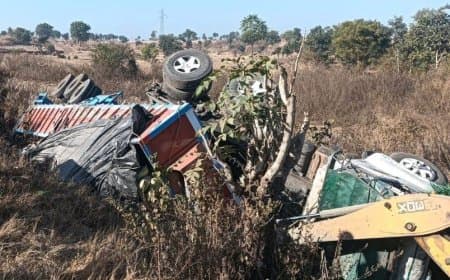 इंदौर-भोपाल हाईवे पर सीमेंट से भरा ट्राला पलटा...चालक की मौके पर मौत